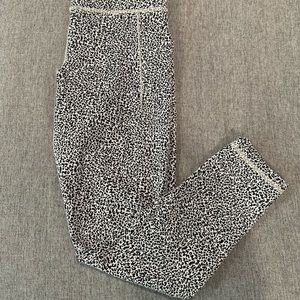 Like new Athleta Salutation stash texture